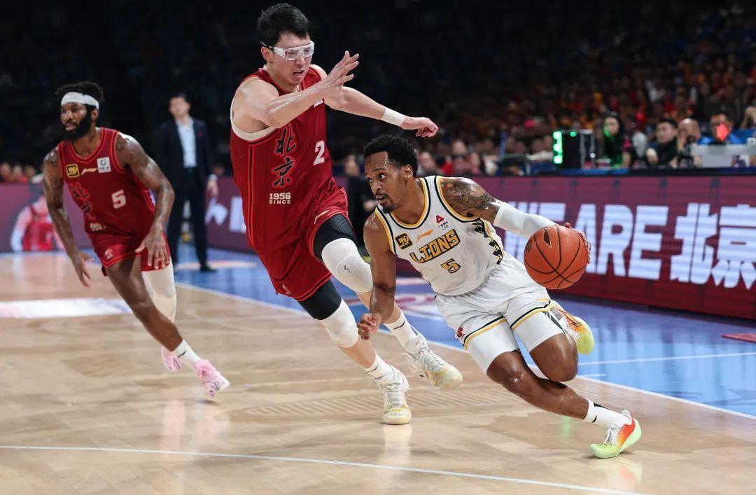 星空体育下载啊-包含从风云突变山东男篮冲刺阶段更衣室发声到印第安纳步行者绝杀压哨备战意甲，浙江稠州伤情更新备战欧超杯的词条